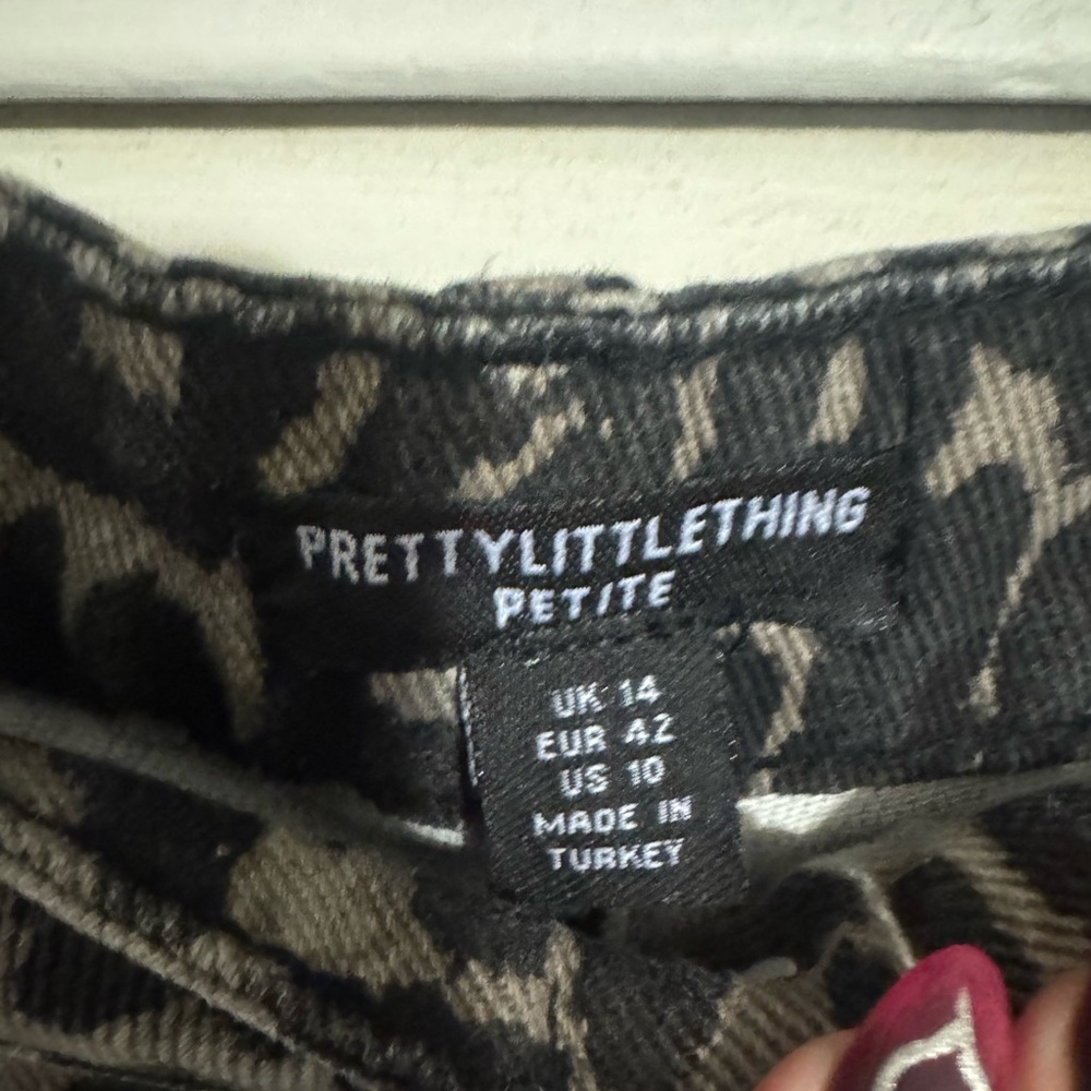 PrettyLittleThing Leopard Print Wide-Leg Pants - Picture 6 of 6